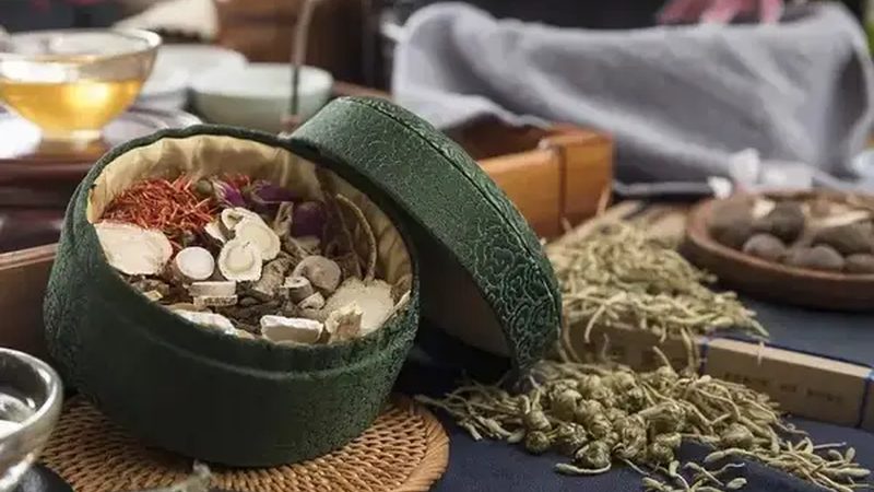 中药调理的价格受多种因素影响，以下是一些主要因素：